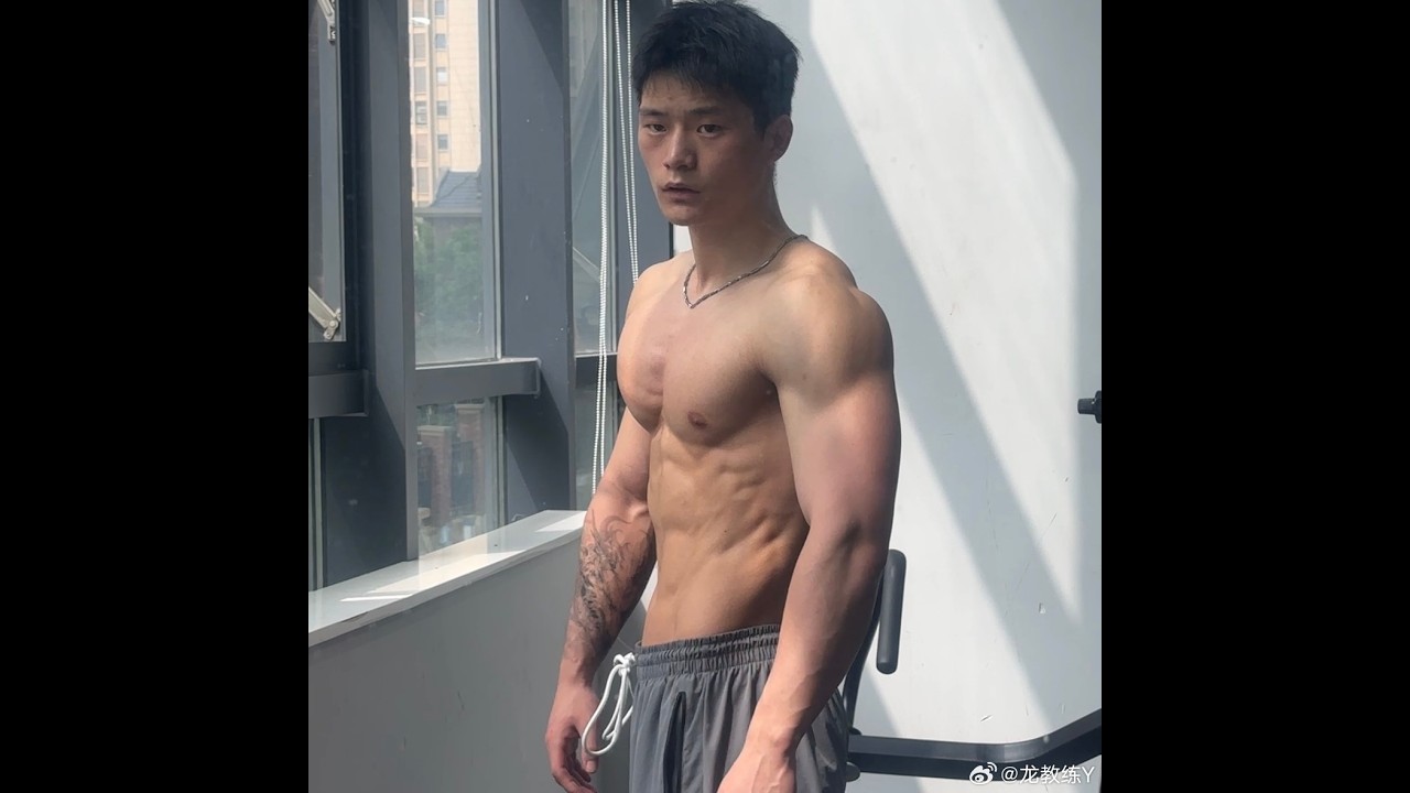 健身教練的造型展示 縮圖