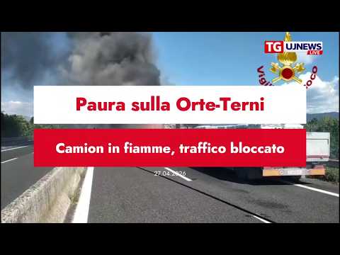Video Paura sulla Orte Terni camion in fiamme, traffico bloccato