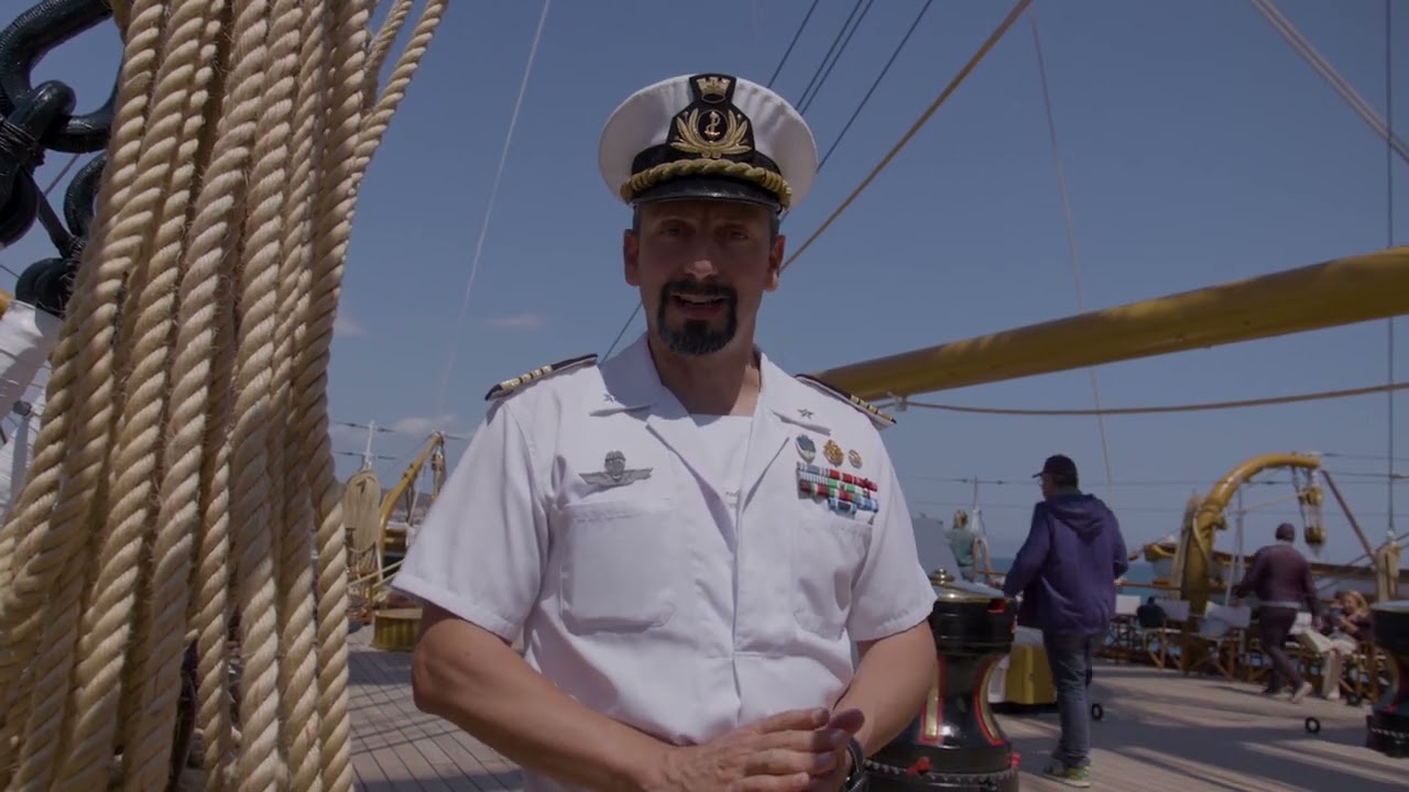 Luna Rossa vista dall'Amerigo Vespucci