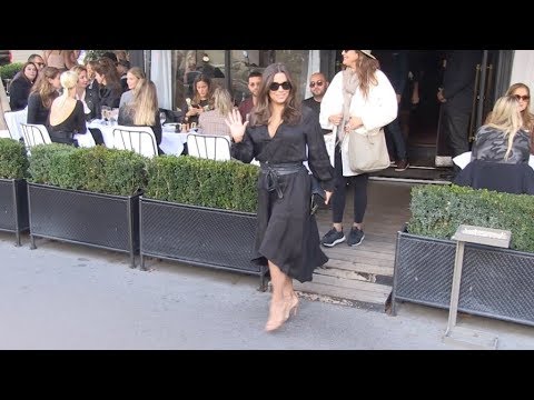 Video: Eva Longoria Går På Catwalken I Paris 3 Månader Efter Att Hon Födde