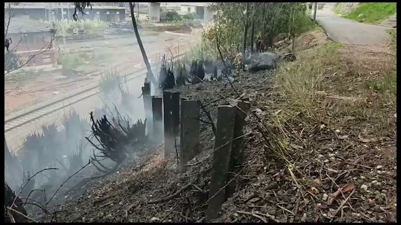 Sofocado un incendio de matorral ayer tarde entre la C/ Alta y las vías del tren, en Santander
