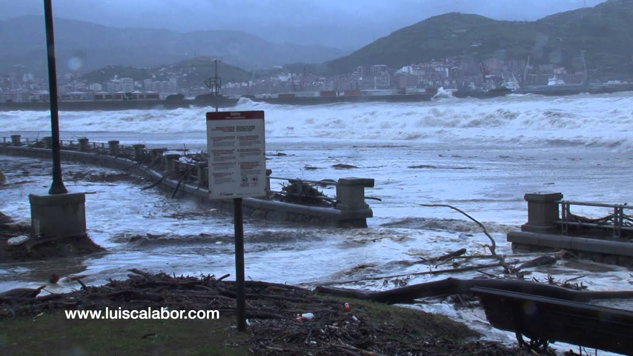 El mar se traga la playa de Ereaga.  03-03-2014