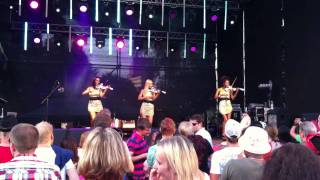 Females playing Kalinka on violin (Калинка на скрипке)