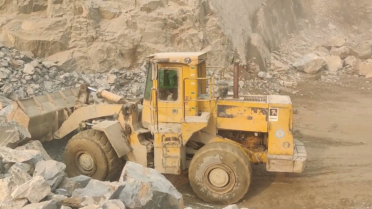 Bigger Caterpillar Loadar Loading Stone into Trolley in Mountain View #mountainview 