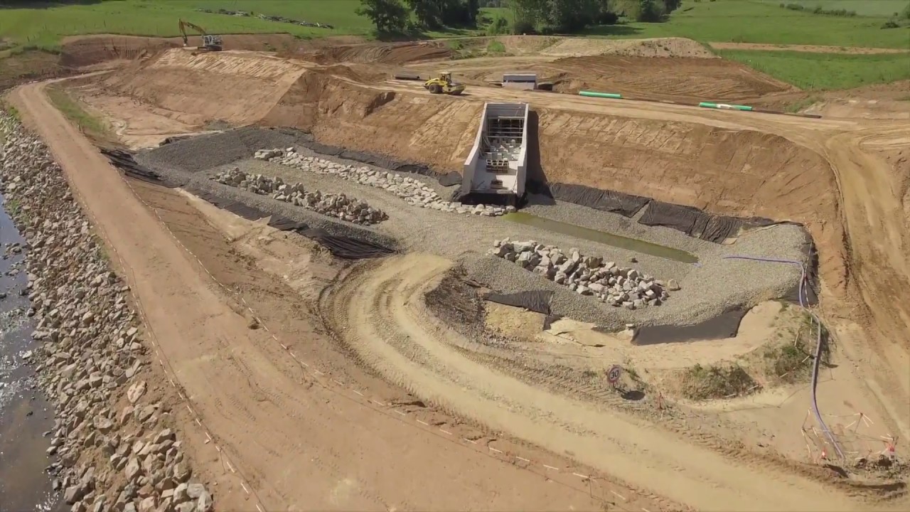 Construction du barrage écrêteur de crue - montage du pertuis - mai ...