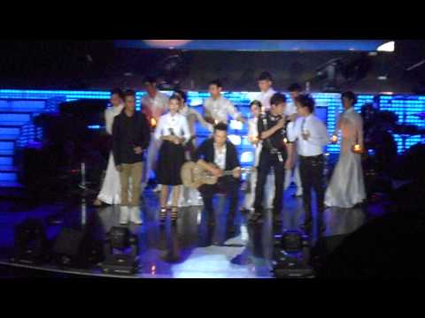 Video Khởi My hát 