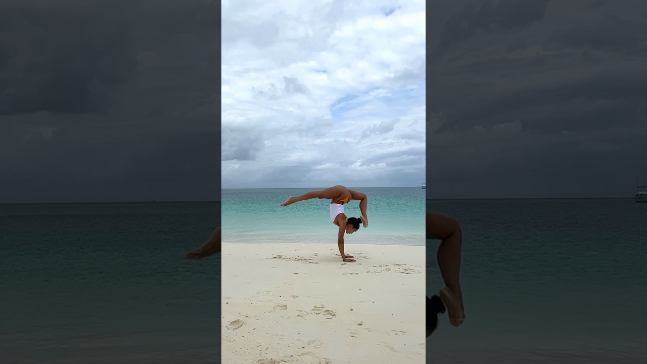 ⁣Splits everywhere 😍 🤸🏽 .. starting the count down for my vacation #beachvibes #flexibilitygoals