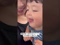 ママ！僕には歯がなくてまだ食べられないよ〜ってにやにや抱きつく赤ちゃん #shorts