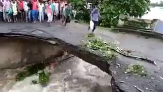 Наводнение в Индии - рушится мост