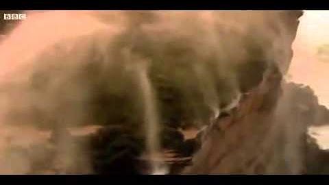 Kỳ vĩ thác nước chảy ngược như trong thần thoại flv