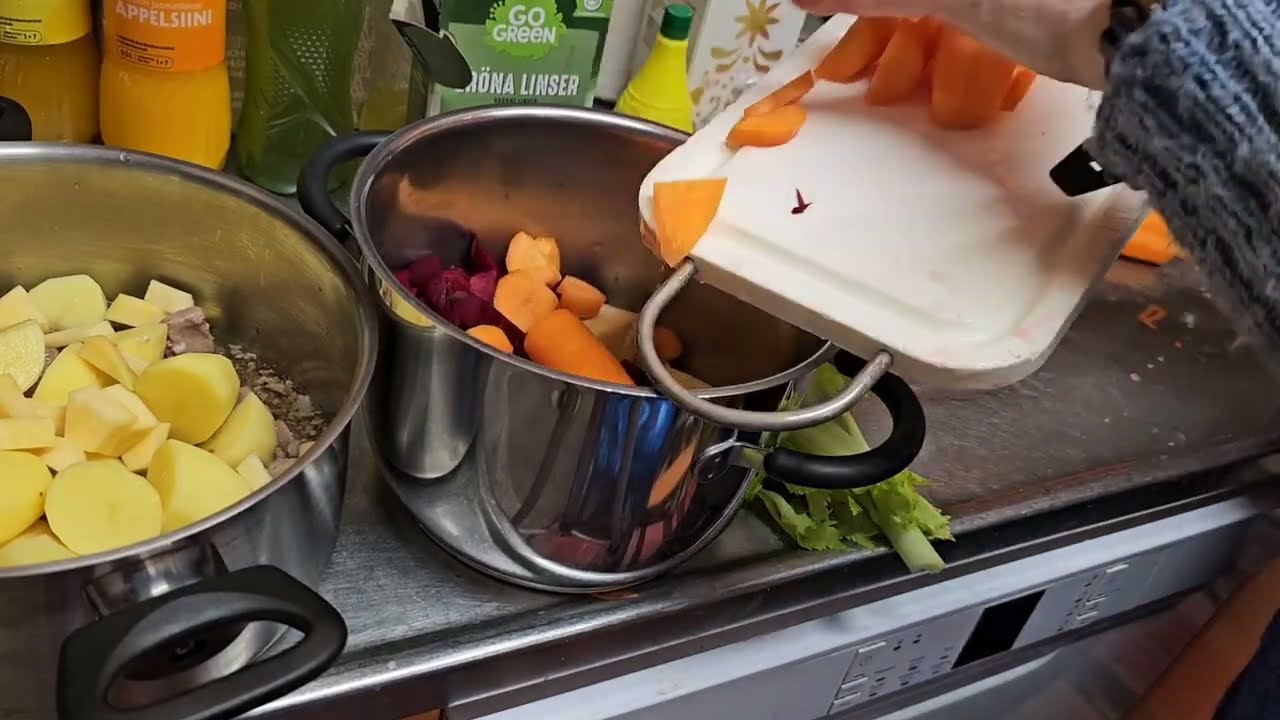 Jupiterin kuu? Ja liha- ja kasviskeittot tein. Jupiter's moon? I made meat and vegetable soups.