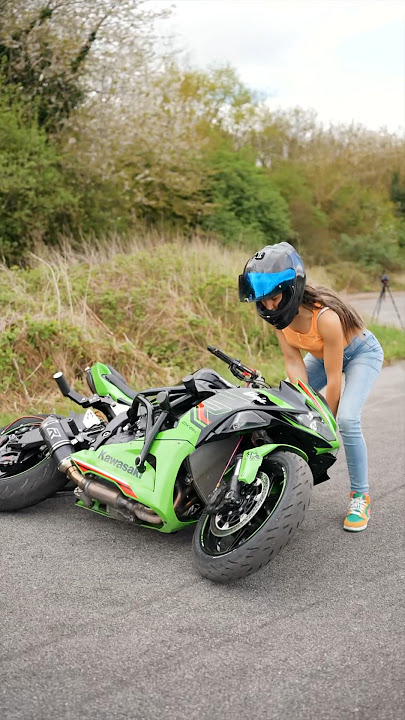 How to lift up your bike 👌 #moto #stunt #kawasaki #dafy #michelin