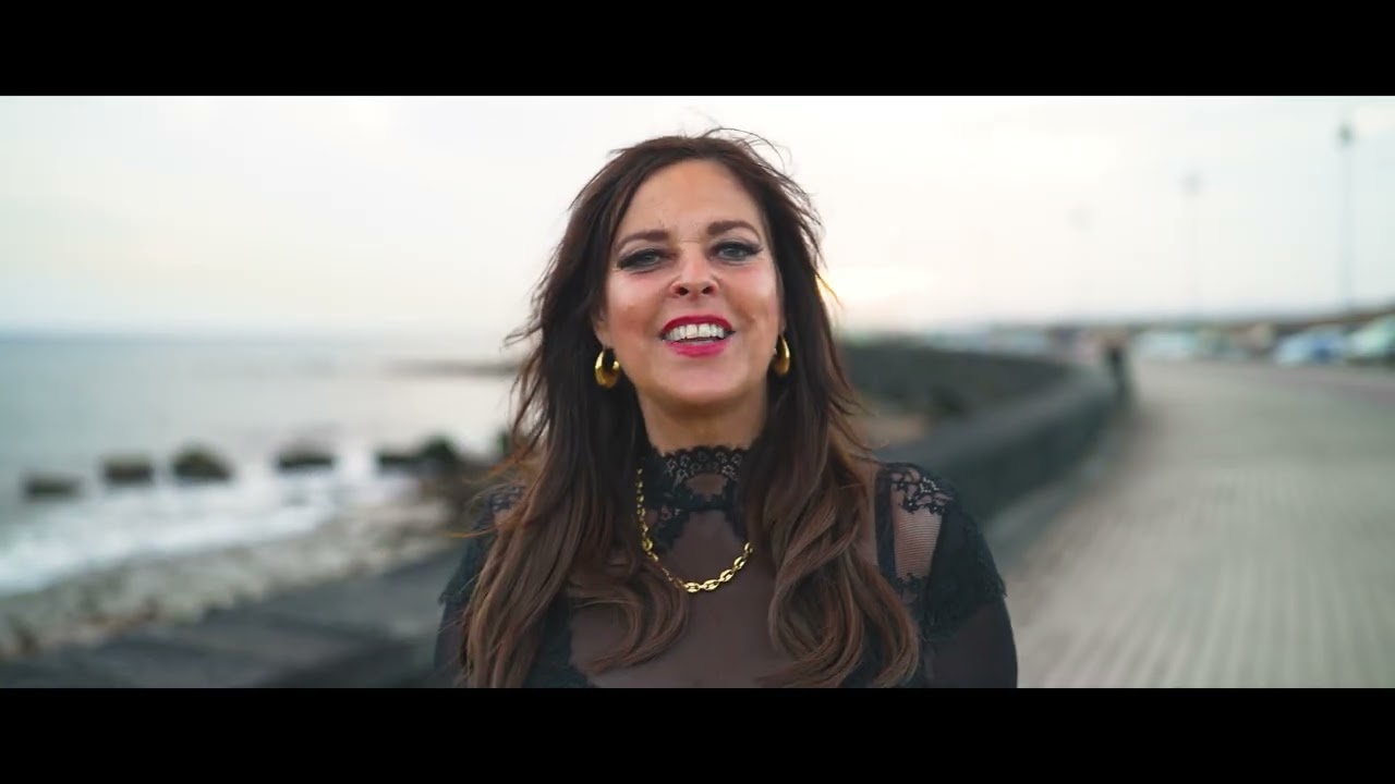 Zangeres Cynthia verrast met nieuwe single ‘Als hij ’s nachts piano speelt’