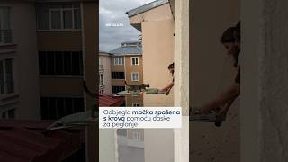 Odbjegla mačka spašena s krova pomoću daske za peglanje Odbjegla mačka spašena s krova pomoću daske za peglanje
