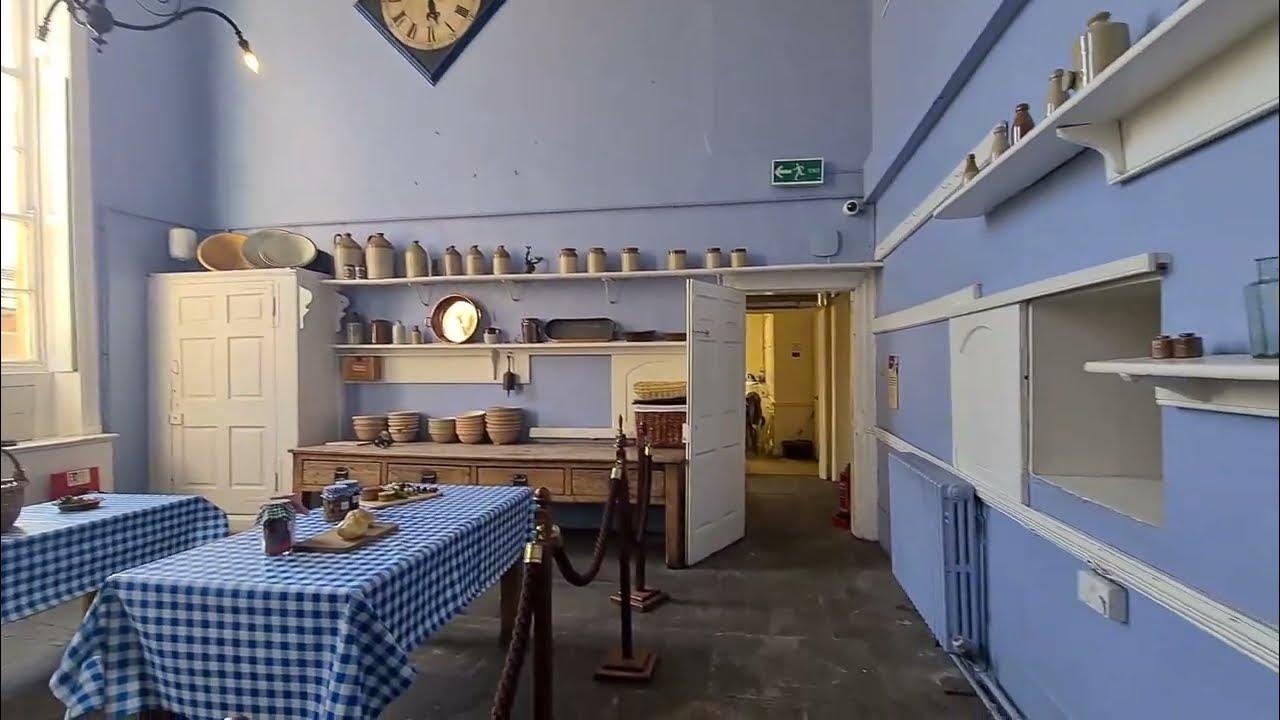 Старинная кухня Викторианской эпохи Обратите внимание на кирамические ...