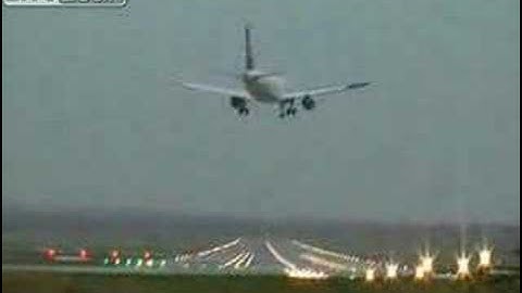 Airbus A320 Lufthansa nearly crashed during crosswind approach