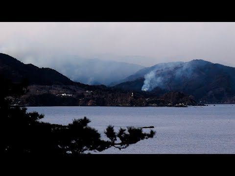 山林火災、1人遺体発見 84棟延焼、消火活動続く―岩手・大船渡 - YouTube