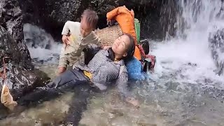 Single Mother & Her Two Kids Struggle to Survive in Heavy Rain 🌧️ (Heartbreaking Story)💔