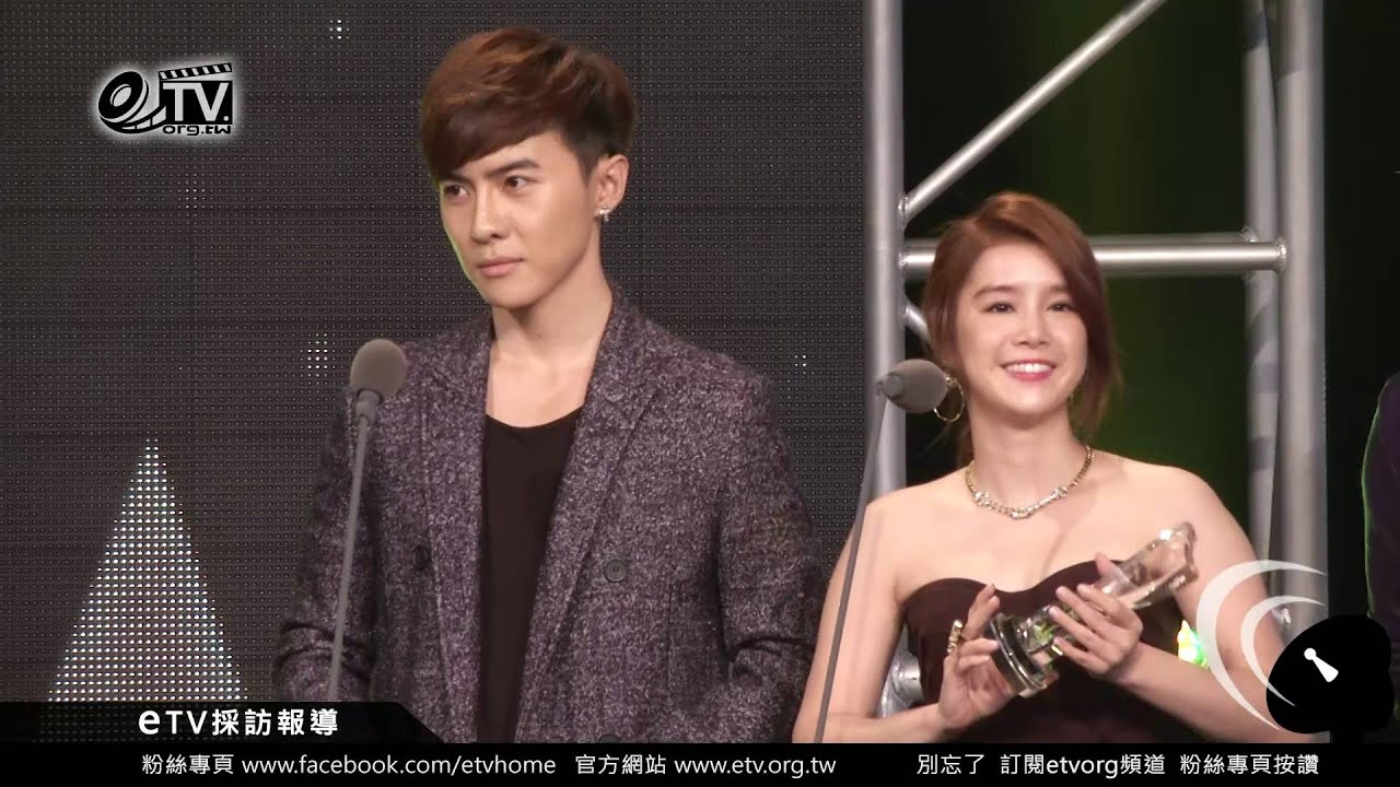 最佳接吻獎頒獎台上吻成一團