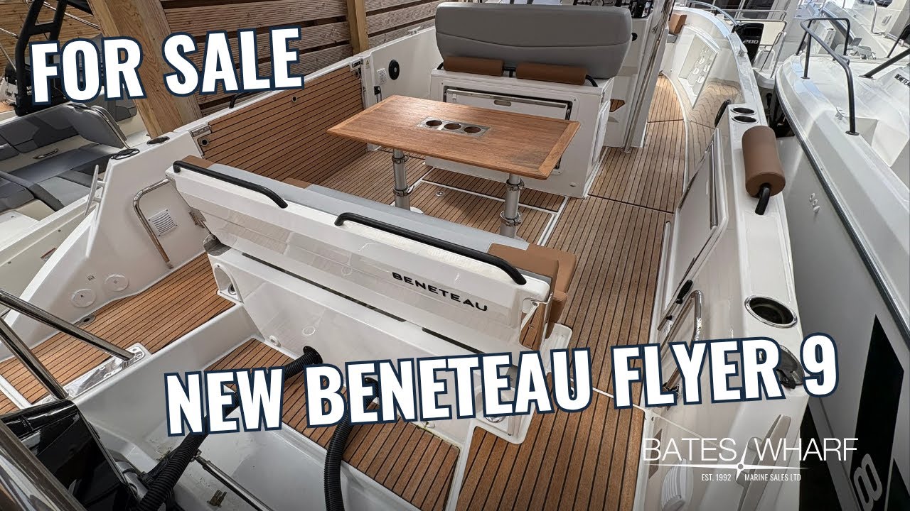 ⁣Twin outboards, teak decking, sleeps 4: BENETEAU FLYER 9 SPACE DECK