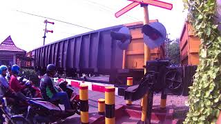 Kereta Api Babaranjang (Batu Bara Rangkaian Panjang)  Melintas PJL Jalan Kamboja Lampung