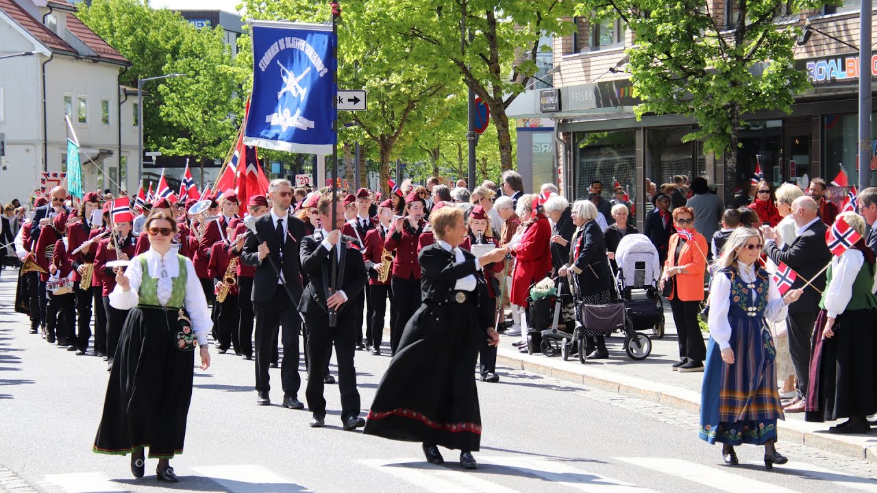 17. mai-stemning på Strømmen | Korpsmusikk: Sentrumkirken Brass og Strømmen og Skjetten skolekorps