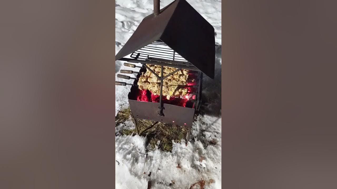 Шашлык во дворе. Пикник (барбекю, гриль) кейтеринг. Шашлык мангал дома. Весна шашлыки. Шашлык на мангале на даче.