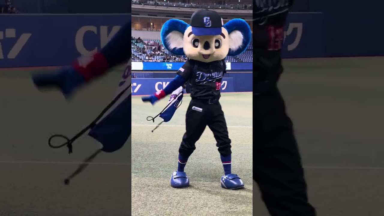 ドアラグッズを紹介するドアラさん - YouTube