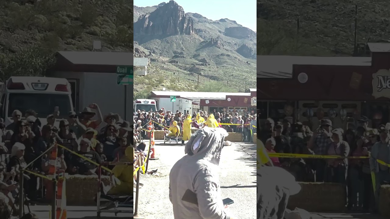 Команда Breaking Bed Crew принимает участие в гонке на кроватях Oatman.