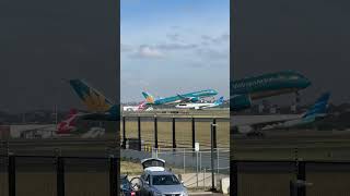 Vietnam Airlines A350-900 ripping it out of Sydney Airport #vietnam #airlines #a350 #automobile