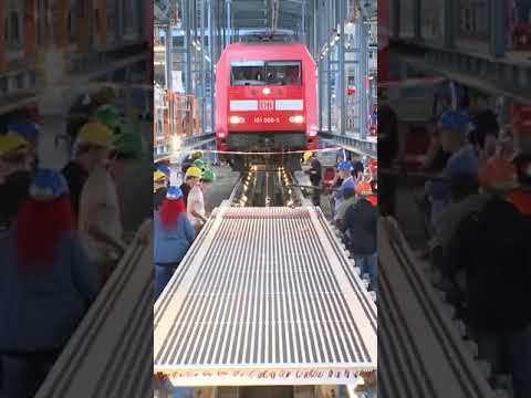 198 miniature trains pull a real train and achieves world record. #amazing  #foryou #viral #trending