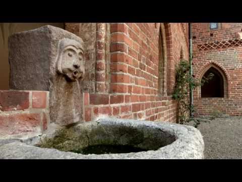 Wideo: Dom Kultury „Kannikegarden” W Ribe W Danii. Tysiąc Lat Duńskiej Historii Cegieł