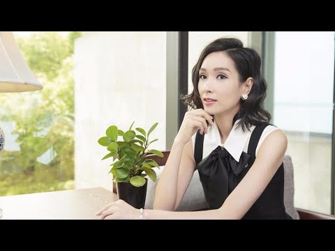 杨恭如黑裙搭配蝴蝶结优雅十足 女神美丽依旧