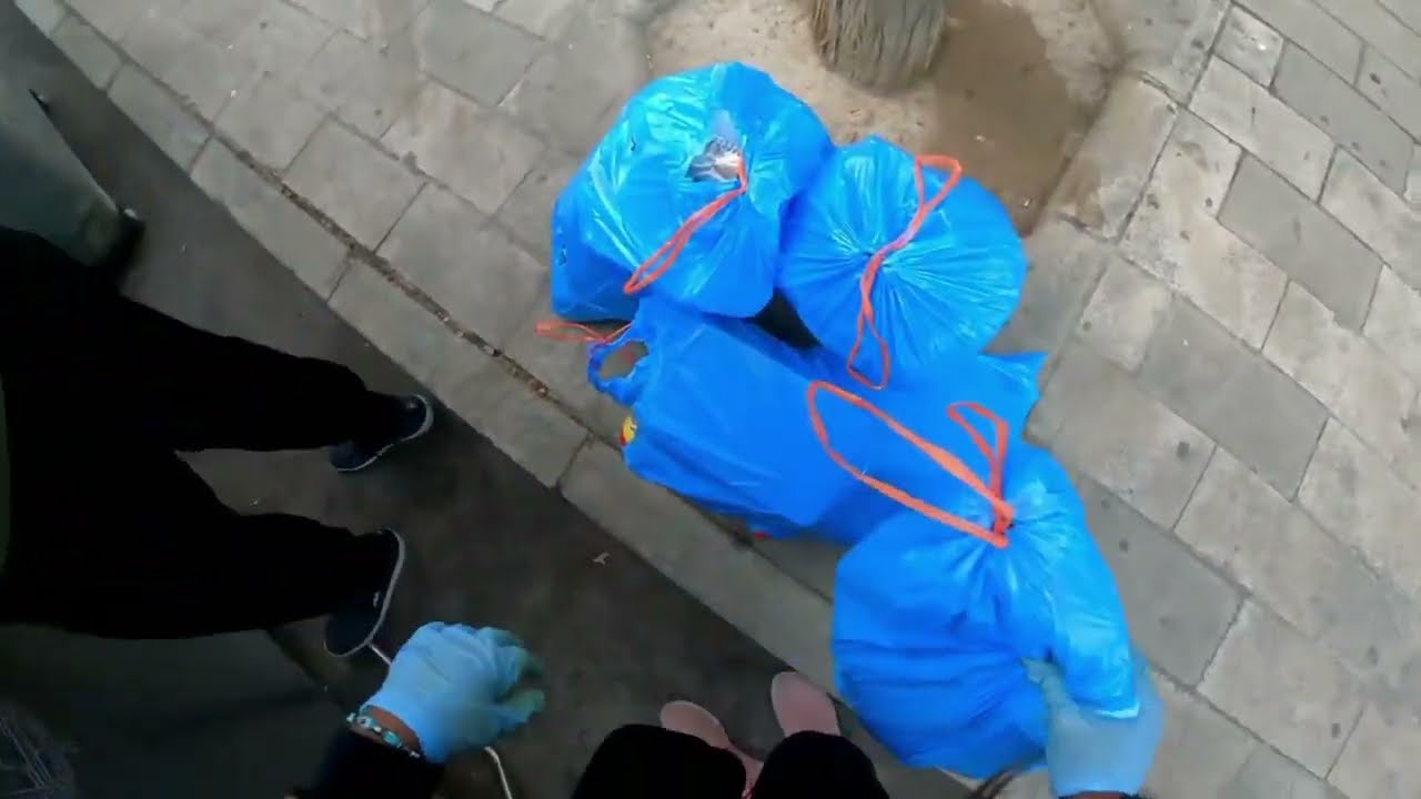 RESCATANDO LO QUE TIRAN,¡QUE HABRÁ DENTRO DE ESTÁS BOLSAS!