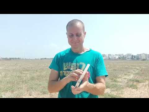 עמוס בקבוק וכוס 