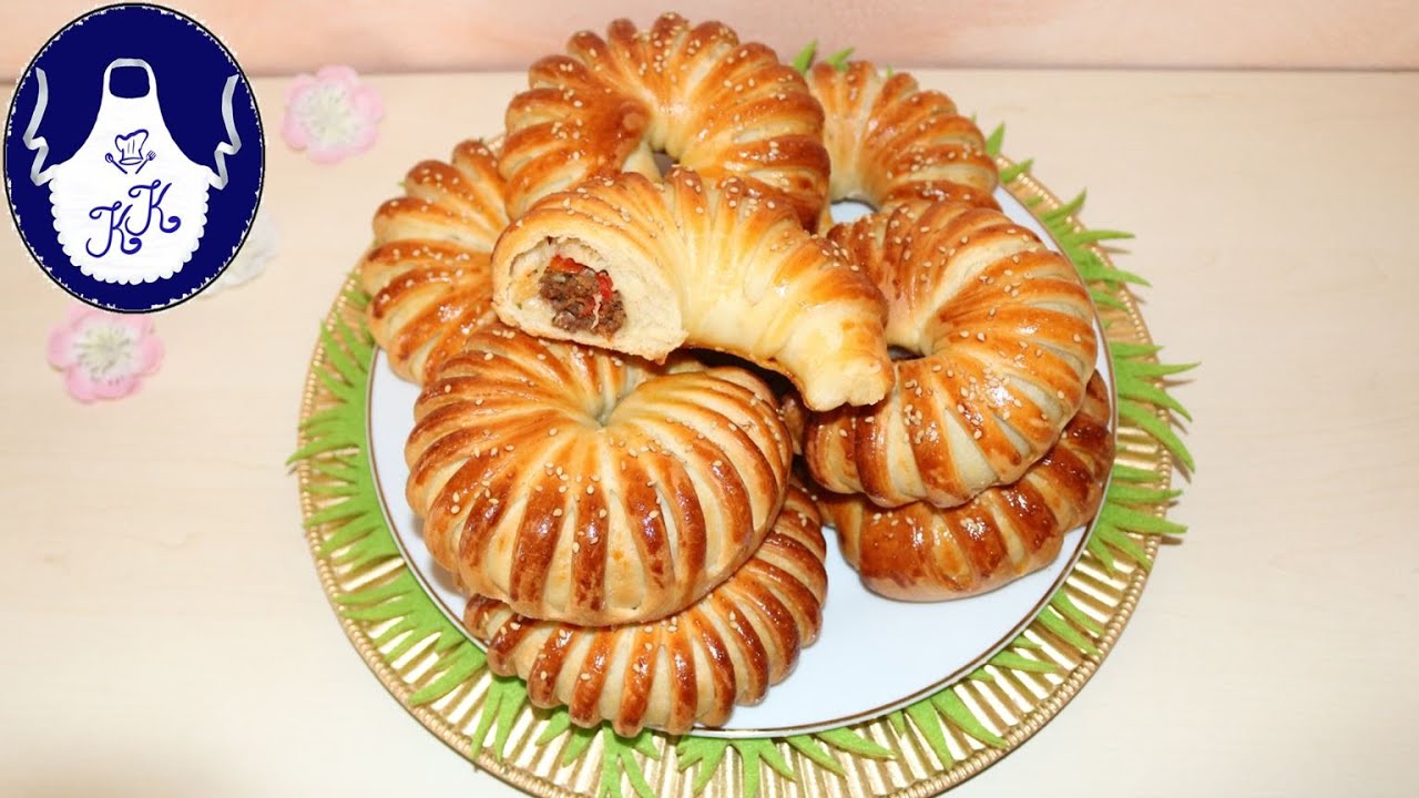 Pizza Brötchen / Pizza Kränzchen / Kleines Hefegebäck mit Füllung