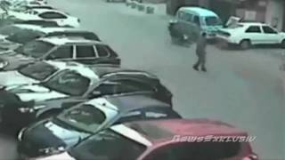 Bicycle HERO - Chinese Man throws bike at thieves..OUCH! durch Fahrrad