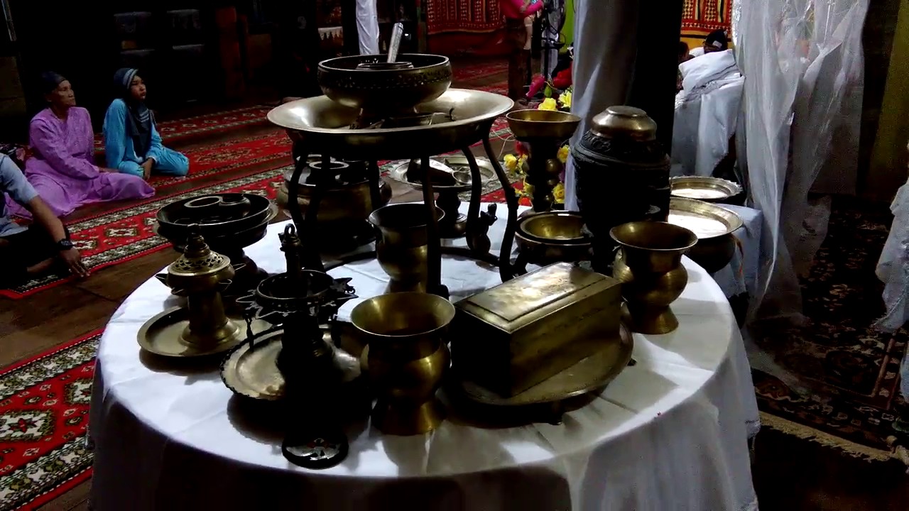  A collection of Majapahit Kingdom's heirlooms displayed on a table covered with a white cloth.