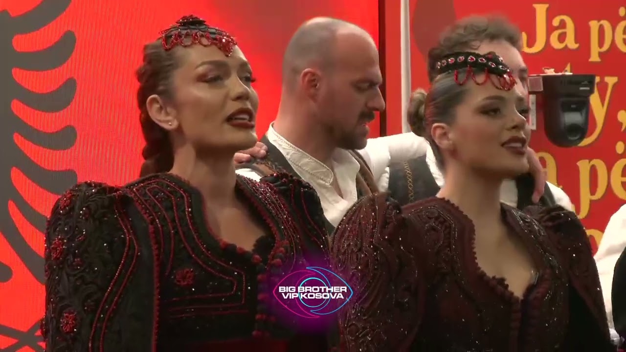 Banorët këndojnë të gjithë një zëri këngën 