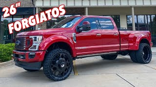 Этот совершенно новый F450 Dually Ft стоимостью 20 000 долларов установлен. Поднят Cummins 2021 года на 26 и F450 на Fuel Forged!