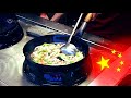 La cuisson des aliments frits dans le wok chinois