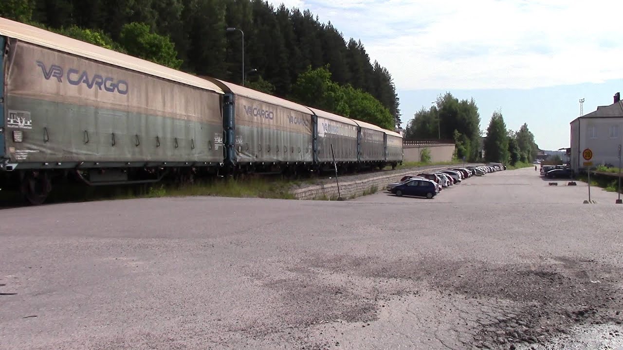 Lahden päivystäjä työntämässä vaunuroikkaa ns tullin raiteelle aseman seudulla