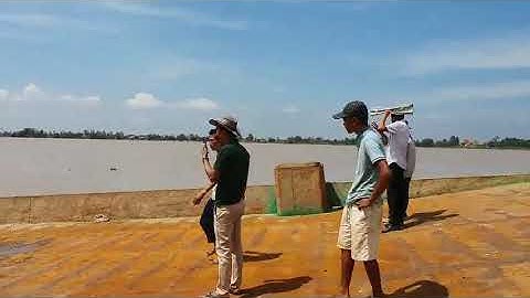 Video cạp cát từ sông lên sà lan tại mỏ khai thác tại Campuchia