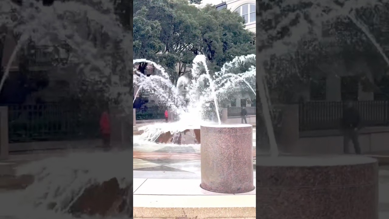 Еще один великолепный фонтан в парке на набережной в Чарльстоне, Южная Каролина.