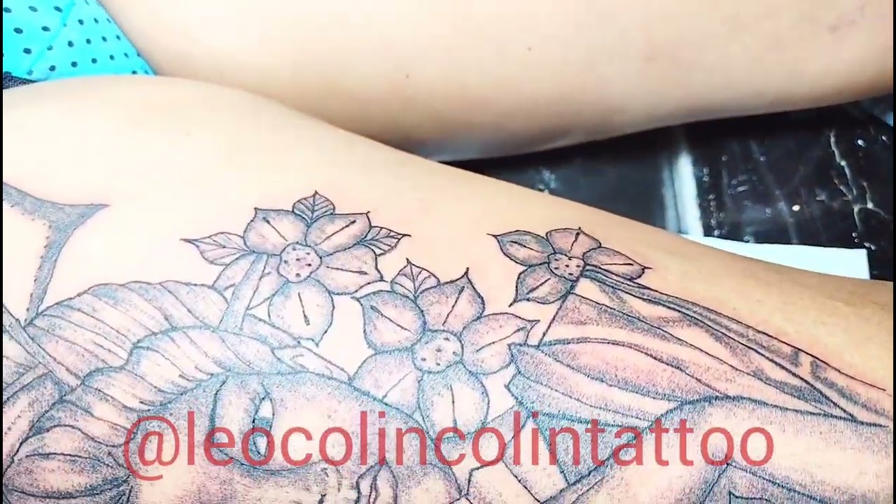 Tatuagem de gueixa linhas suaves traços delicados tatuagem de sakuras Mandala tattoo