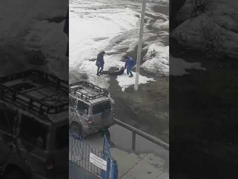 Очевидцы сняли, как врачи скорой помощи в Нижнекамске волокут по снегу и грязи человека