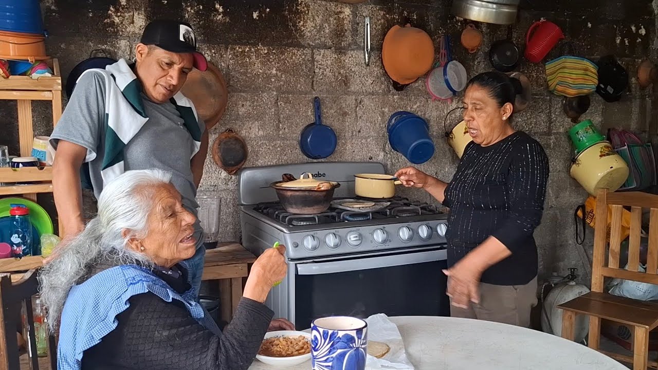 Una sopa se prepara  y una ensalada y ami mamá  le gusto