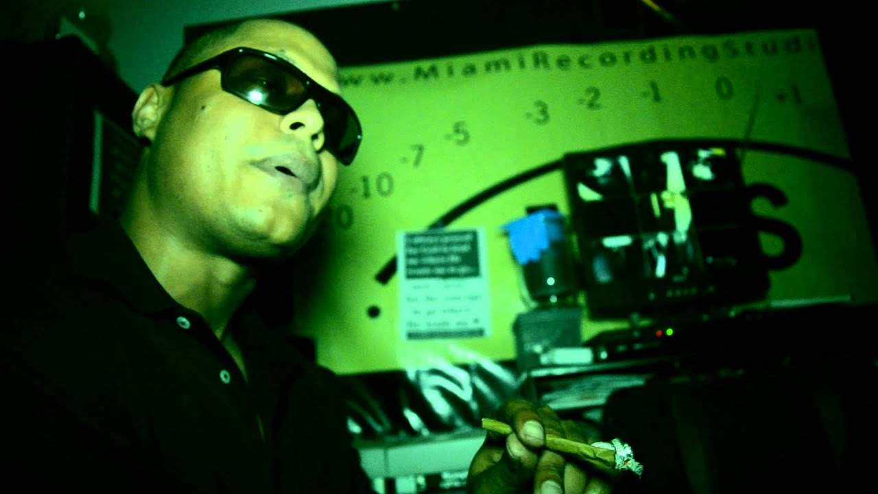 R1 La Esencia - Yo Soy El R [Official Video]