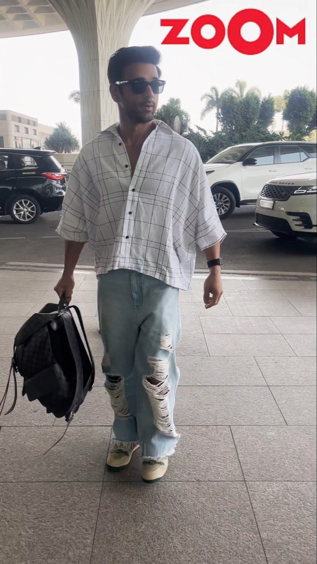 Pulkit Samrat nearly FORGETS his luggage before entering the airport ? #pulkitsamrat #shorts