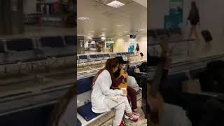 Maiara e Maraisa cantando no aeroporto